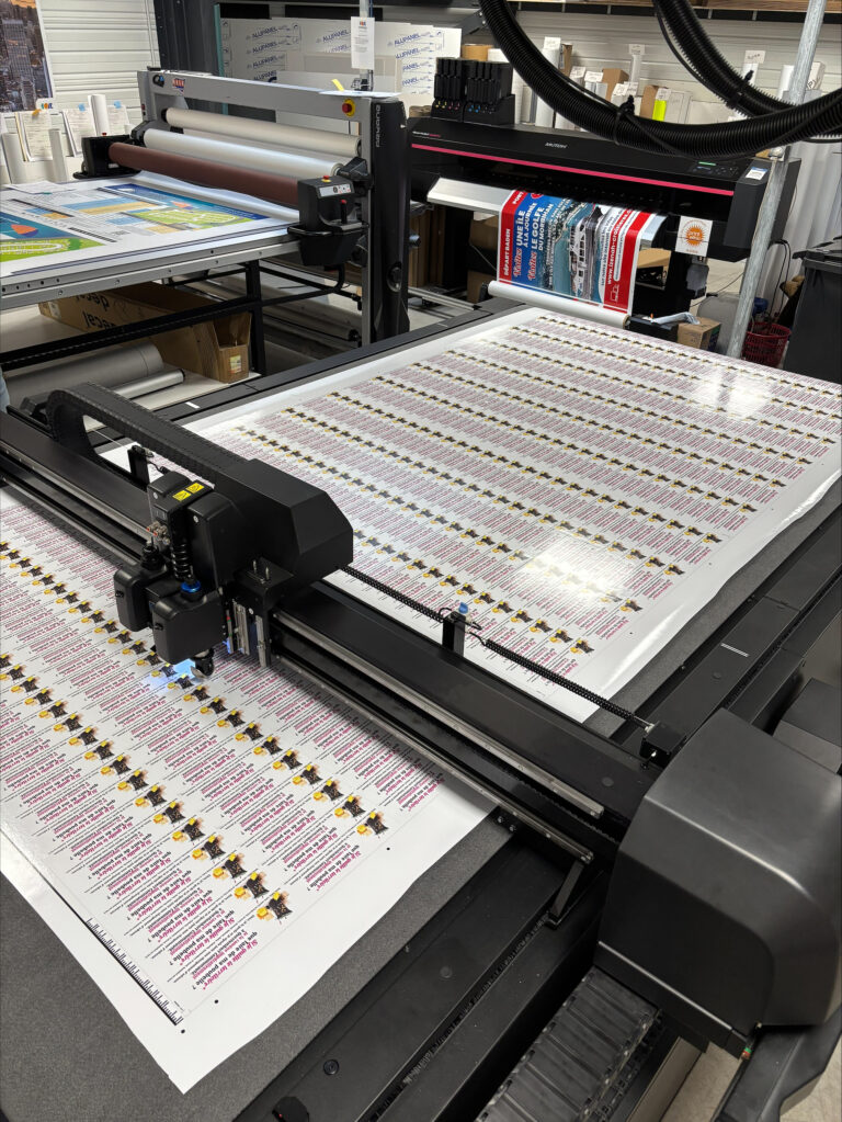 Table de découpe grand format en Bretagne pour impression professionnelle à Vannes dans le Morbihan