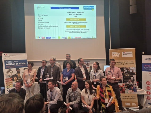 Équipe des participants et jurés du concours AGORA En Action Bretagne 2026 avec Imprigraph partenaire engagé auprès des élèves STMG